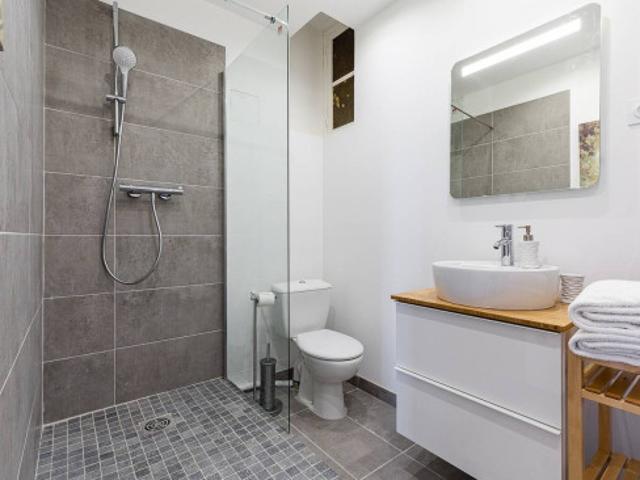 Studio très limineux disponible