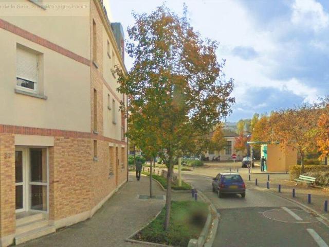 Studio très lumineux face GARE de SENS 1h de PARIS