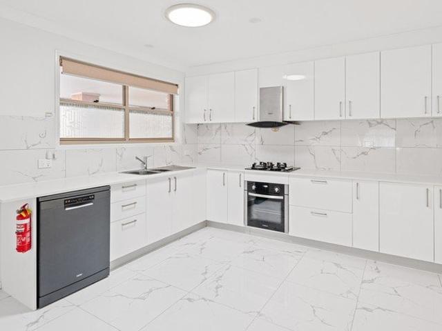 Studio Unfurnished, Close to shopping Center, schools