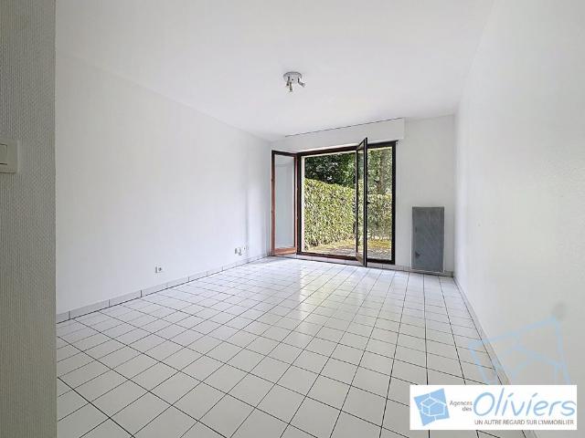 STUDIO VOISINS LE BRETONNEUX 1 pièce s 23.79 m2