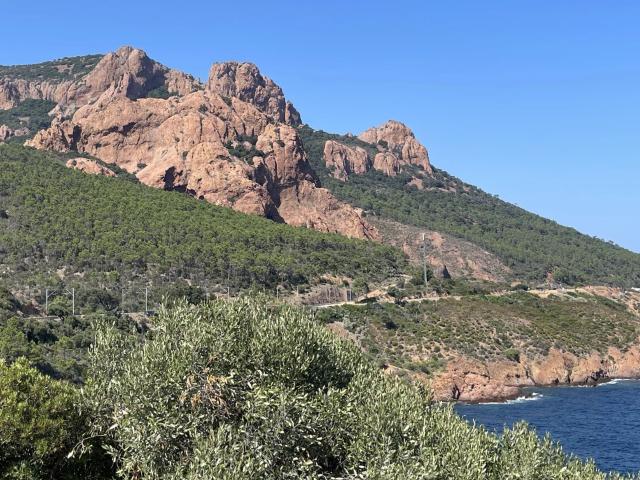 Studio vue mer et montagnes panoramiques. Toit terrasse. Par. 17m² Agay