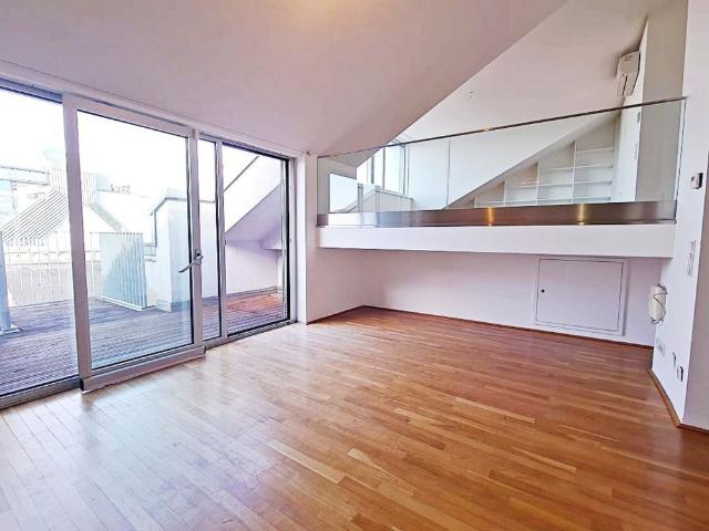 STUMPERGASSE, 104 m2 Dachgeschoß mit 14 m2 Freifläche, 2 Zimmer, Wohnküche, Wannenbad, Parketten, Klimaanlage, FUZO Mariahilfer Straße