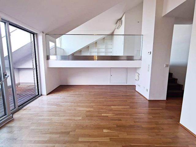 STUMPERGASSE, 104 m2 Dachgeschoß mit 14 m2 Freifläche, 2 Zimmer, Wohnküche, Wannenbad, Parketten, Klimaanlage, FUZO Mariahilfer Straße
