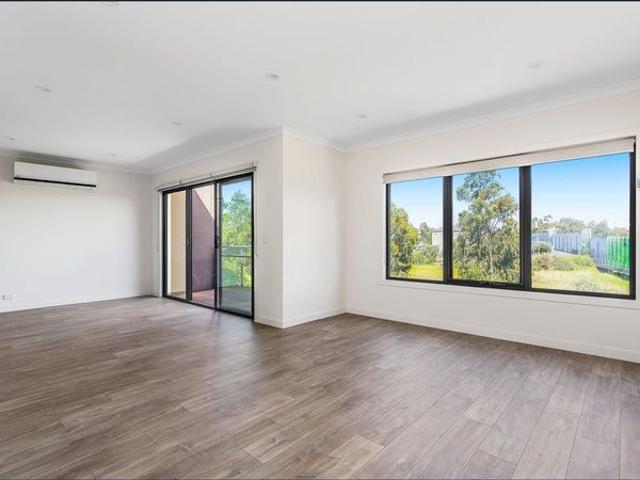 Stunner unit in the heart of Point Cook, Waterhaven Estate