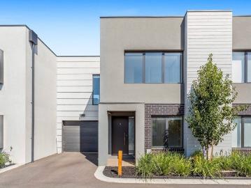 Stunner unit in the heart of Point Cook, Waterhaven Estate