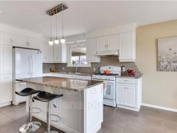 Stunning 4 Bed, 2 Baths House in St. Catharines!