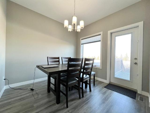 Stunning 4 Bed 2.5 Bath in Penhold!