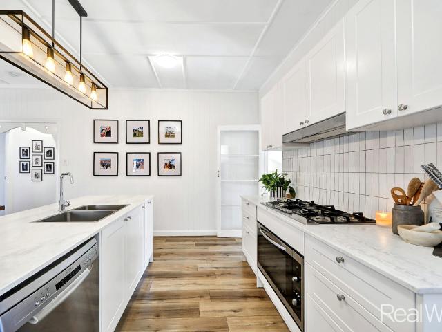 Stunning 4 bed Contemporary home with Queensland Charm!