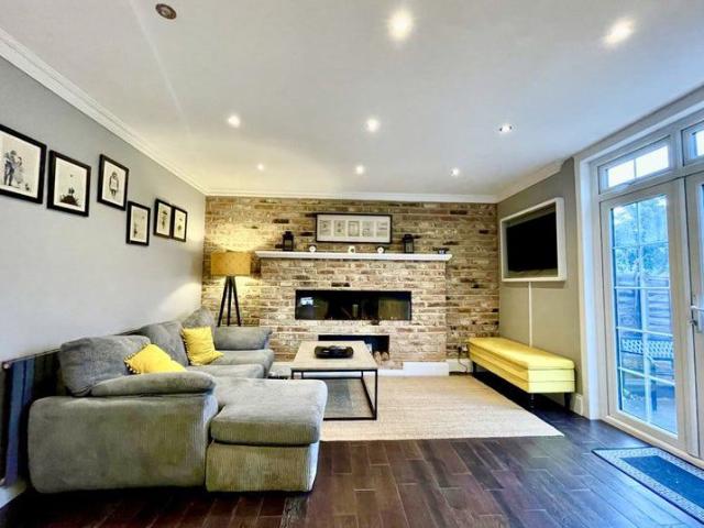 ⭐ Stunning 4 Bed House with Garden Free Parking ⭐