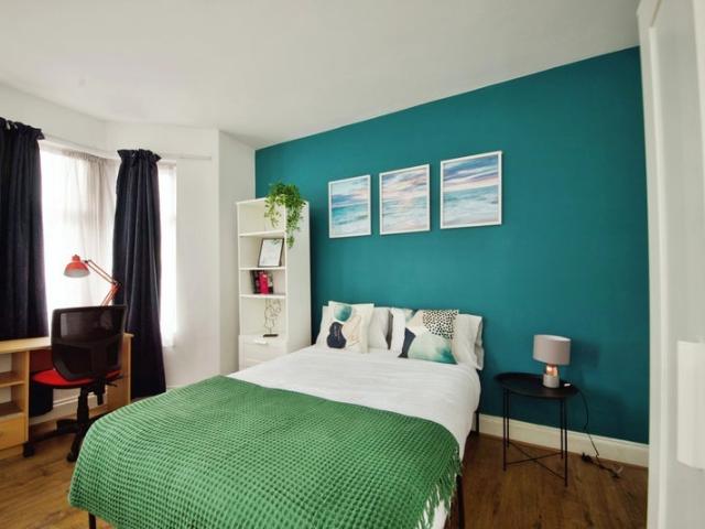 Stunning 4 bed house fully equipped with Garden