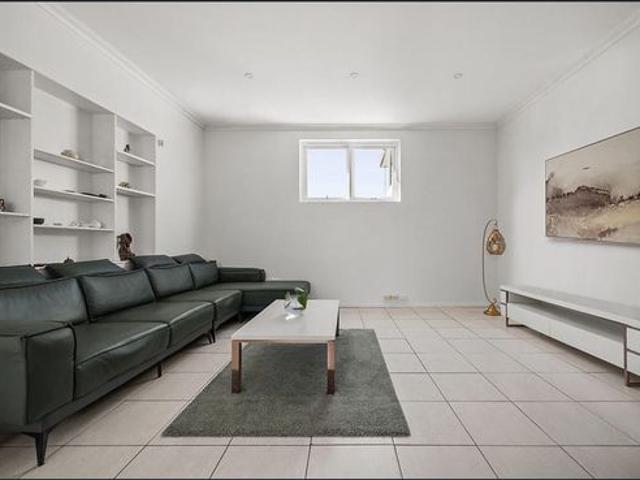 Stunning 4 bedroom double brick family home for Lease!