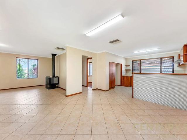 STUNNING 4 BEDROOM FAMILY HOME WITH FANTASTIC ENTERTAINING AREA