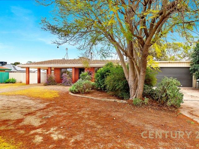 STUNNING 4 BEDROOM FAMILY HOME WITH FANTASTIC ENTERTAINING AREA