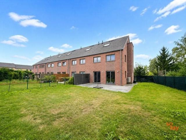 STUNNING 4 BEDROOM HOUSE WITH GARDEN