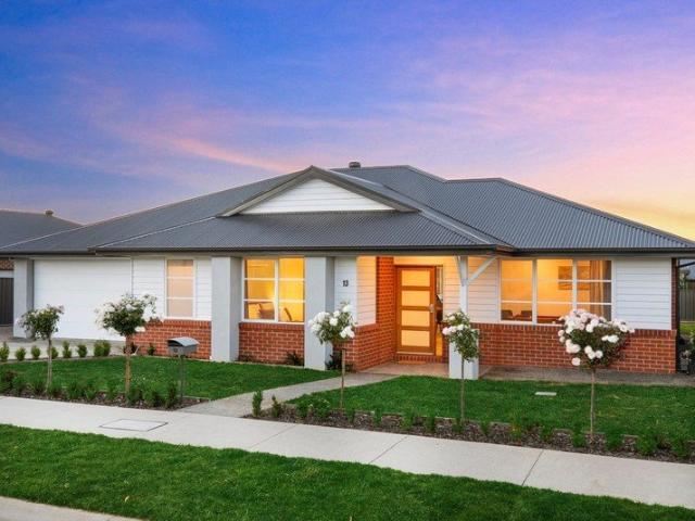 Stunning 4 Bedroom Home with Beautiful Views!