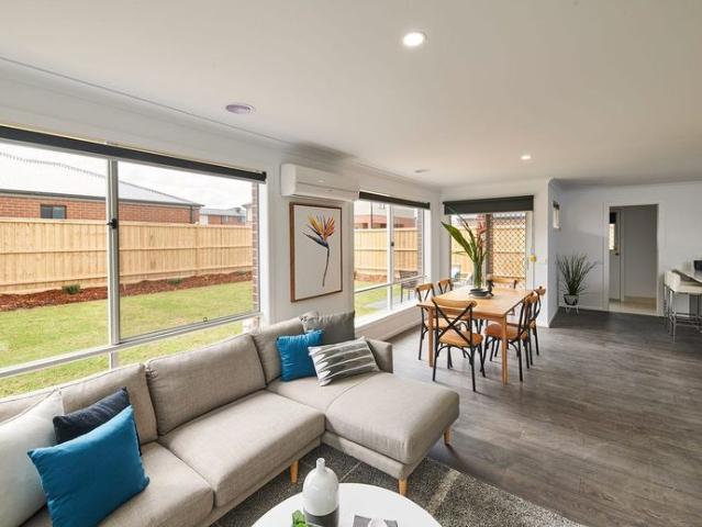 Stunning 4 Bedroom Retreat in Lakeland Estate, Pakenham