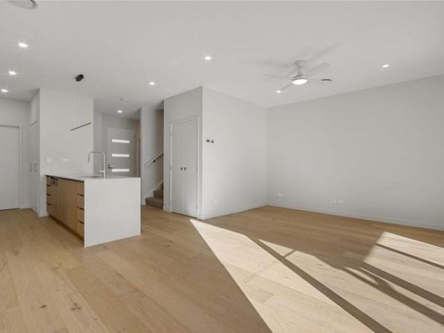Stunning 4 Bedroom Townhome In Helensvale!