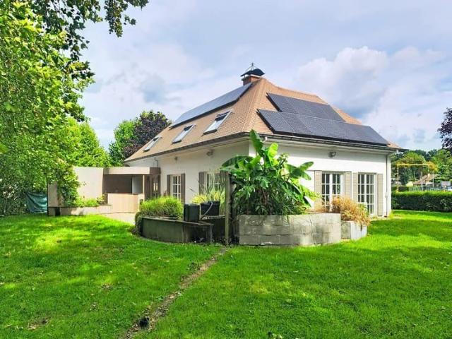Stunning 4 bedroom villa, a garden of 935 m² and 4 parking