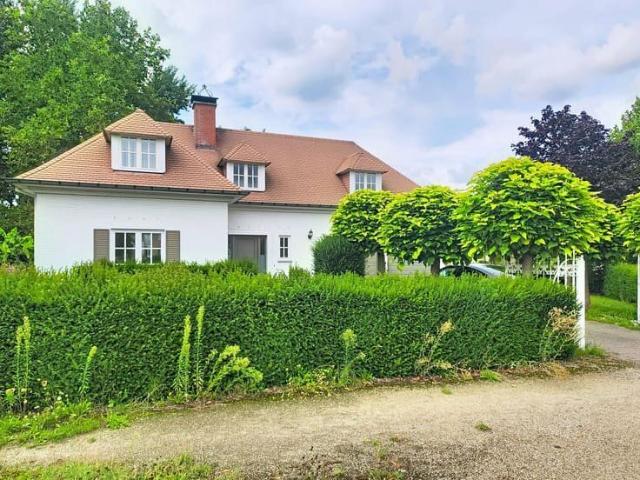 Stunning 4 bedroom villa, a garden of 935 m² and 4 parking