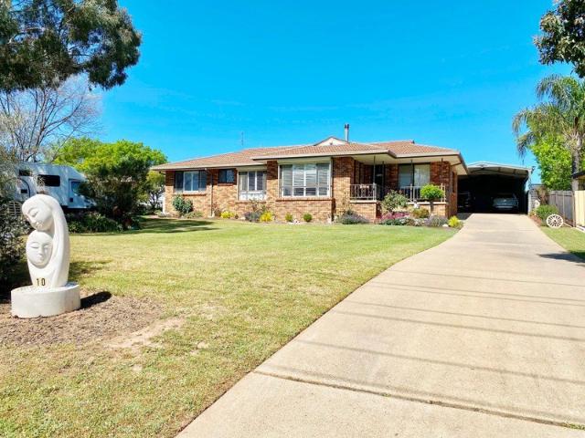 Stunning 4 brm, 2 bath Family Property in Great Location