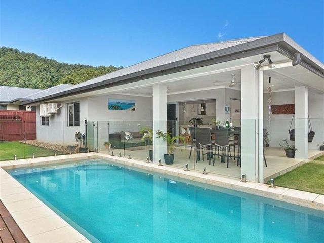 Stunning 5 Bed Family Home with Pool