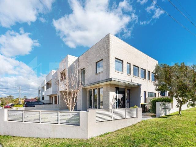 STUNNING 5 BEDROOM DUPLEX FOR LEASE LUXURY, SPACE & CONVENIENCE!