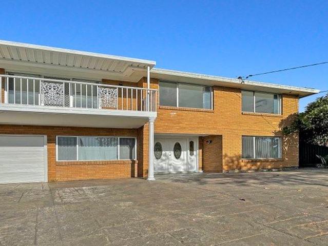 STUNNING 5 BEDROOM FAMILY HOME IN A PRIME CONDELL PARK LOCATION
