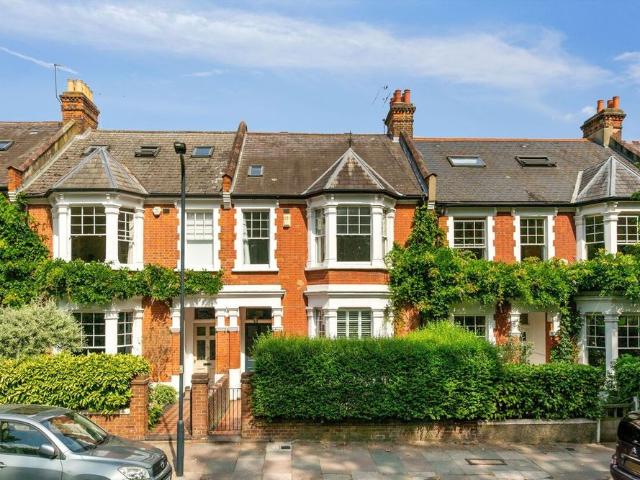 Stunning 5 bedroom house with a private garden available to rent in Queen's Park, NW6