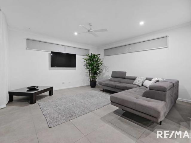 Stunning 5 bedroom home with waterfront aspect and pool walking distance to Golden Beach