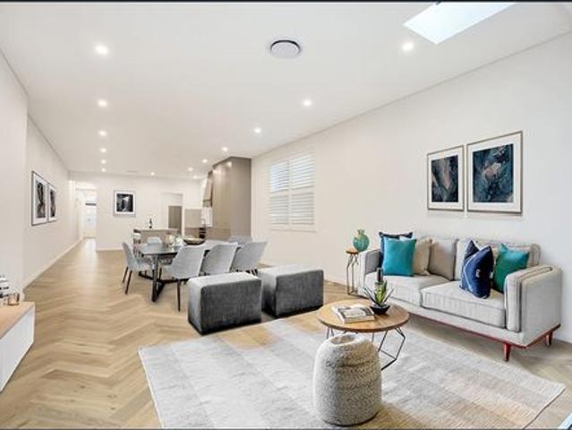 Stunning 5 bedroom residence + with separate studio accommodation