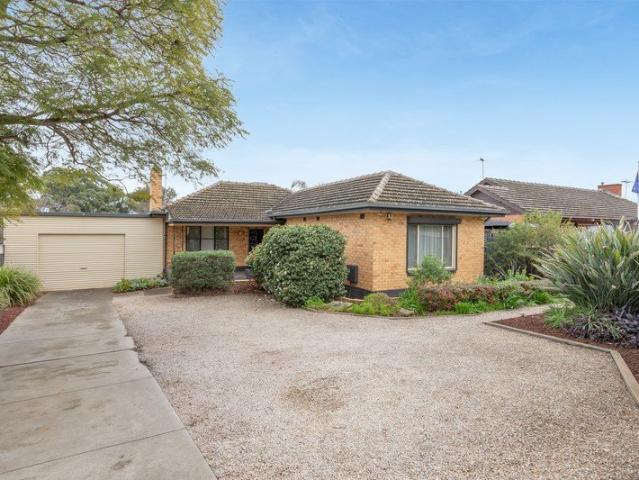 STUNNING 5 BEDROOM RESIDENCE!