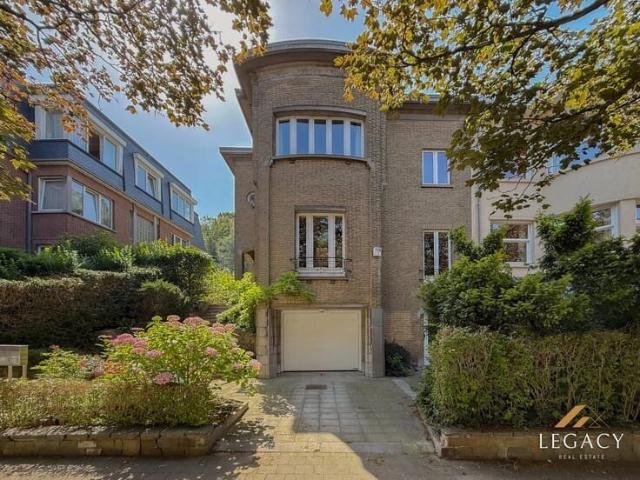 Stunning 5 BR house with GARDEN and GARAGE!