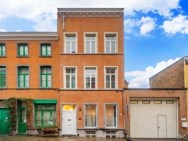 Stunning 6 bedroom house — perfect for roommates