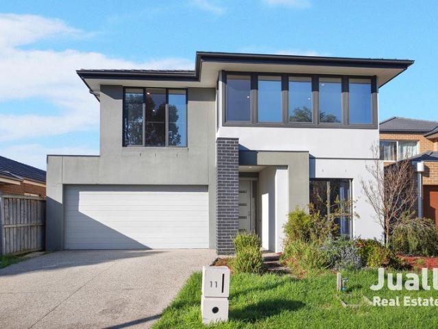 Stunning 6 Bedroom Home with Contemporary Elegance