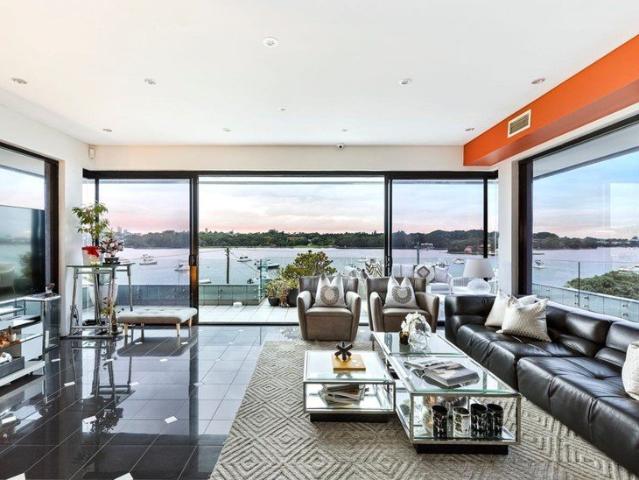 Stunning 6 Bedrooms Waterfront house