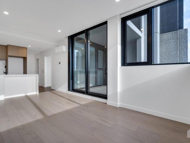 STUNNING 1 BED, 1 BATH APARTMENT IN IVANHOE GARDENS!