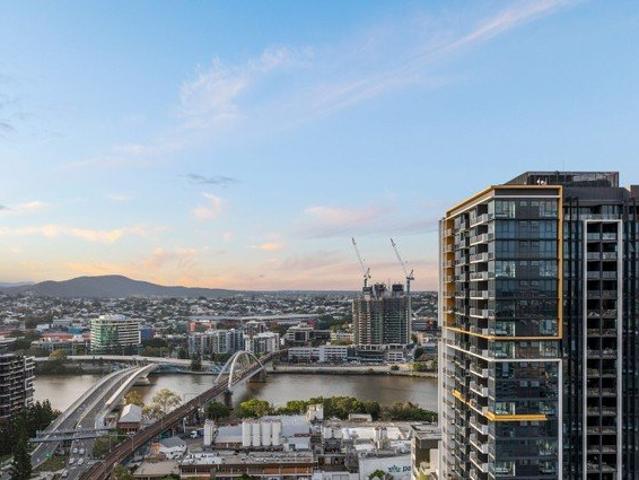 Stunning 1 Bedroom Apartment in Lucid with 180° River Views