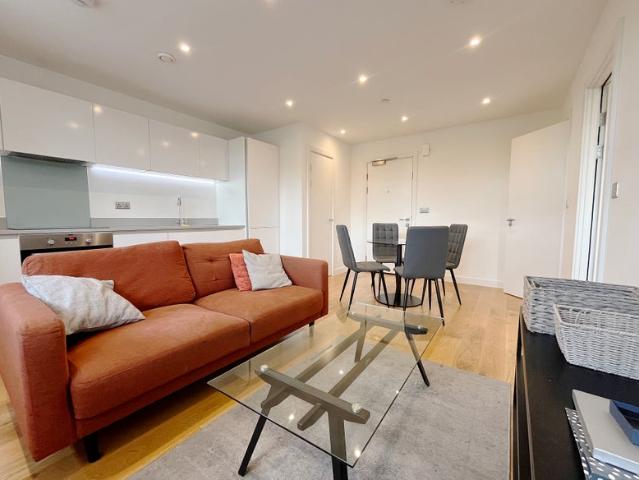 Stunning 1 Bedroom Flat 15 Min Walk to Uxbridge