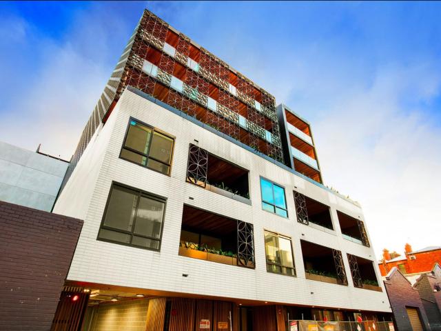 STUNNING 1 BEDROOM WITH OUTDOOR AREA