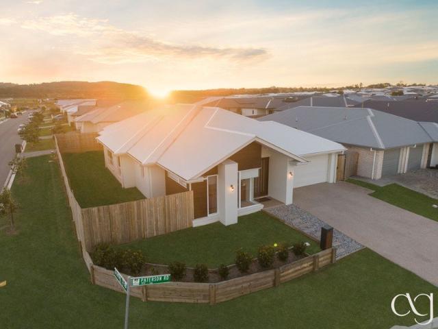 stunning 1 year old metricon home with premium inclusions