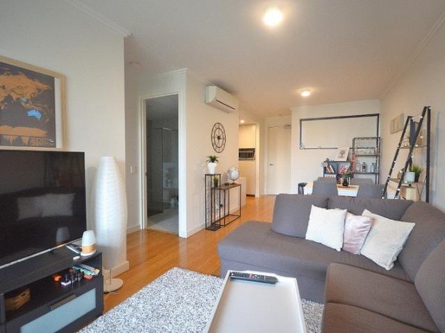 STUNNING 1x1 IN PRIME LOCATION!