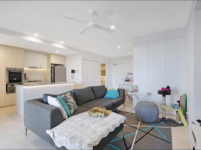 Stunning 2 bed 2 bath apartment with balcony and ducted air!