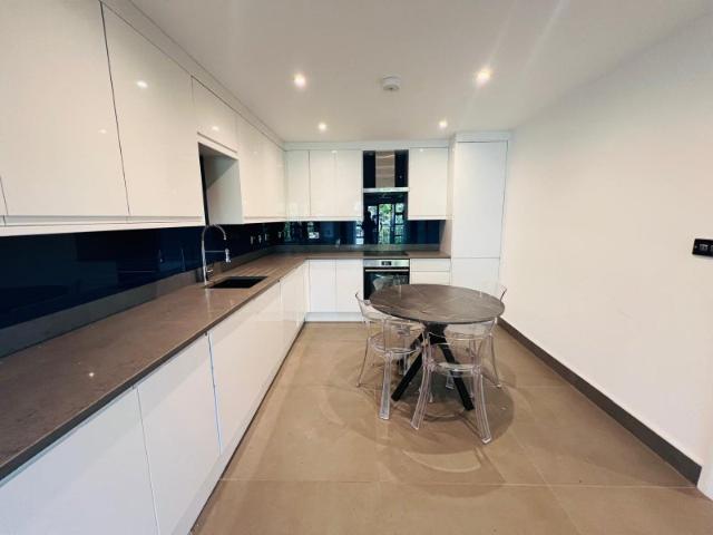 Stunning 2 Bed Apartment with Private Balcony