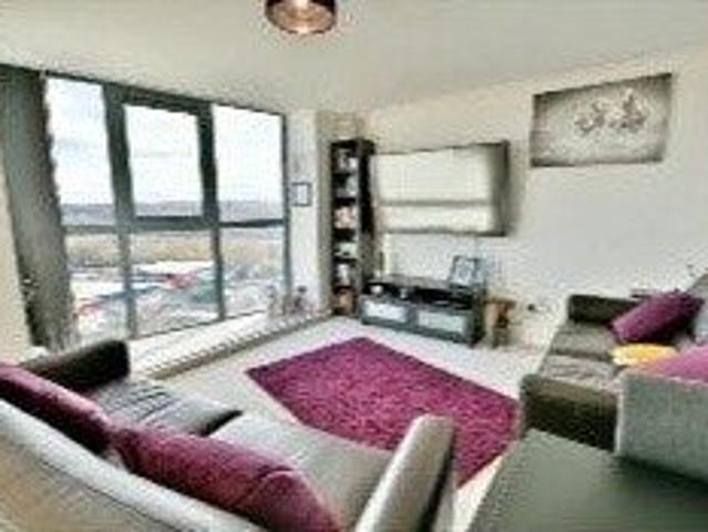 Stunning 2 Bed Flat with Panoramic View Over River