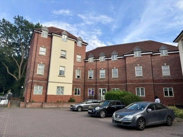 Stunning 2 Bed Flat with Parking