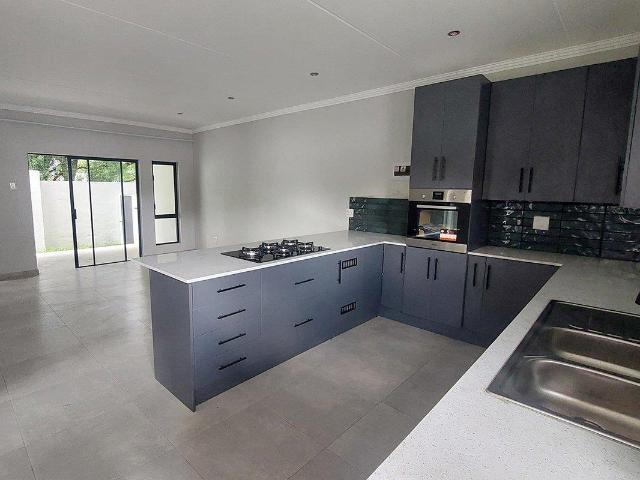 Stunning 2 Bedroom, 2 Bathroom Garden Apartment in Bryanston