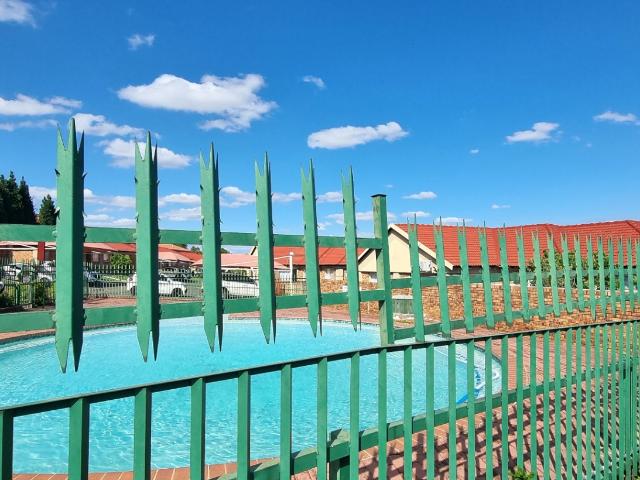 Stunning 2 Bedroom Apartment for Rent in Prime Location* Welcome to your new home! This beautifully designed 2 bedroom, 2 bathroom apartment offers the perfect blend of comfort and style, nestled in a stunning complex just 2 minutes from the Mall of t