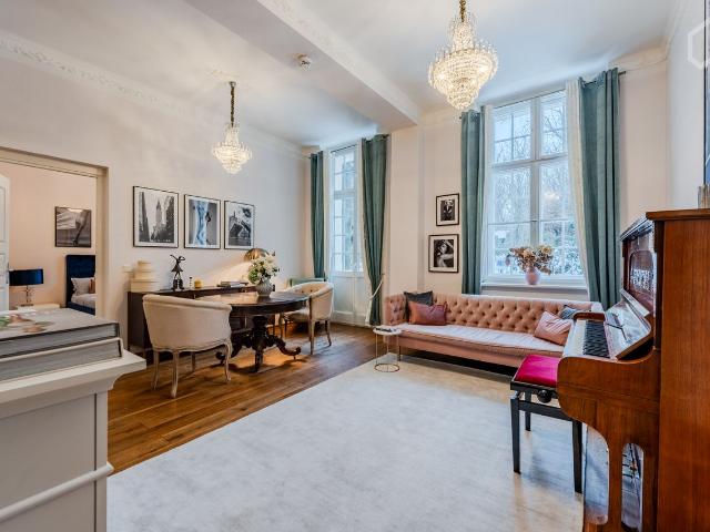 Stunning 2 Bedroom Apartment in Serene Private Park with Excellent Access to Berlin Mitte, Berlin Amsterdam Apartments for Rent