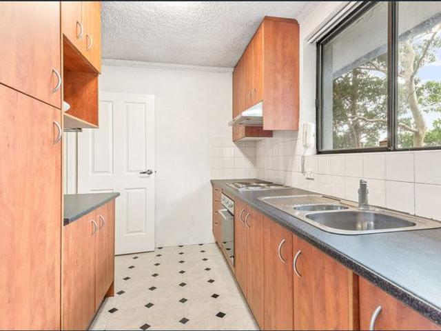 Stunning 2 Bedroom Apartment with Brand New Carpet Located in Lane Cove For Lease