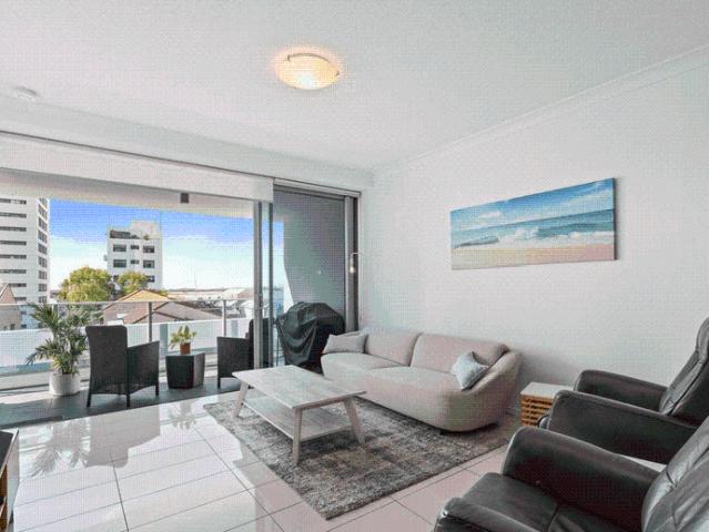 Stunning 2 Bedroom Apartment with Broadwater Views